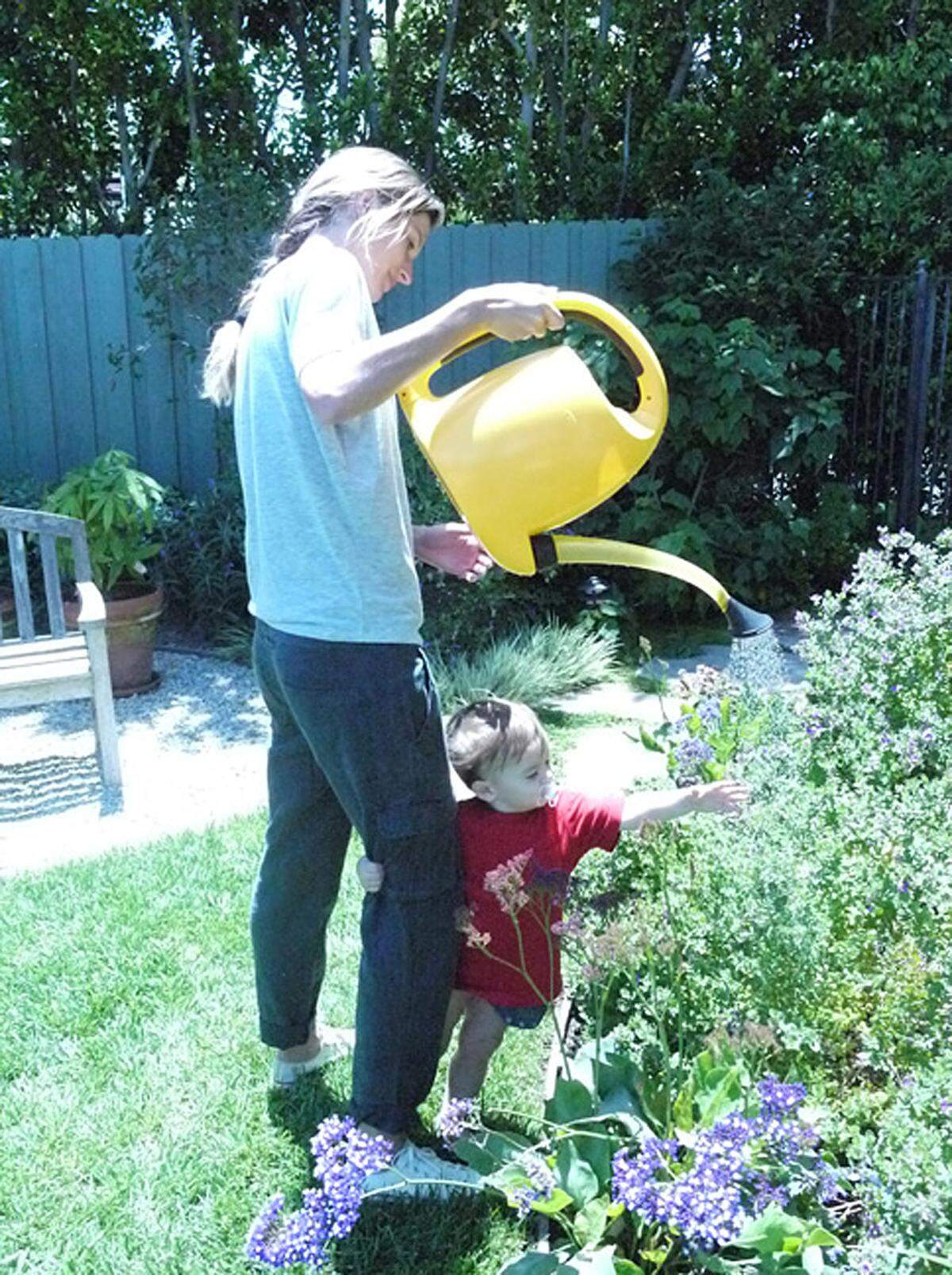 Das bestbezahlte Model der Welt Gisele Bündchen kümmert sich selbst um den Garten.