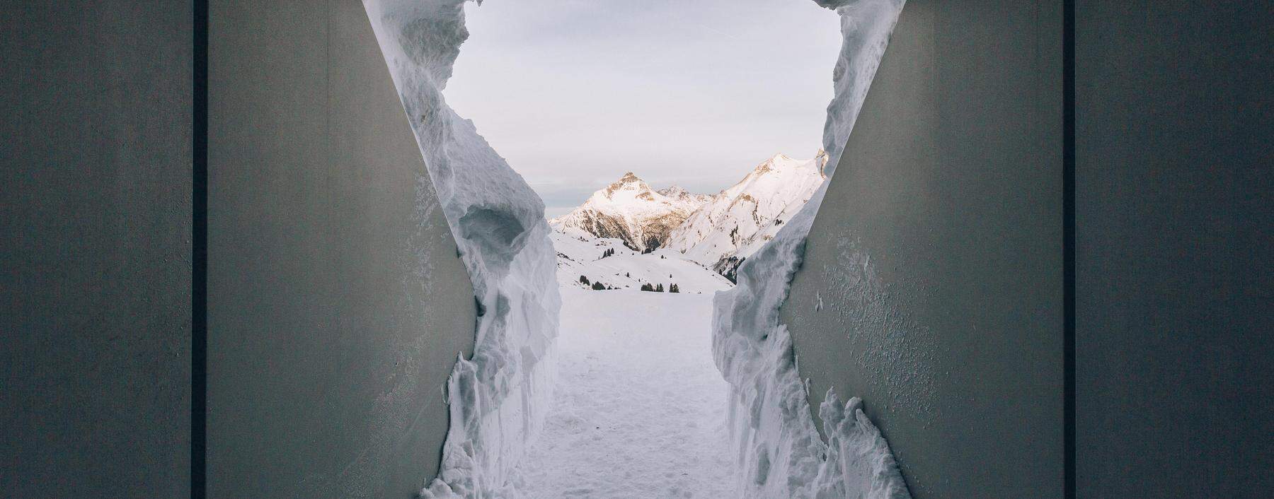 Mitten im Schnee: James Turrells begehbare Installation „Skyspace“ schmiegt sich in die Landschaft bei Lech.