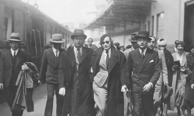 Wurde Marlene Dietrich in Paris verhaftet, weil sie Hosen trug? Aber nicht doch!