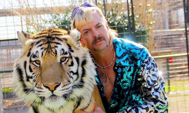 Joe Exotic, wie er sich selber nennt, mit einem seiner Tiger. Mittlerweile sitzt er im Gefängnis.