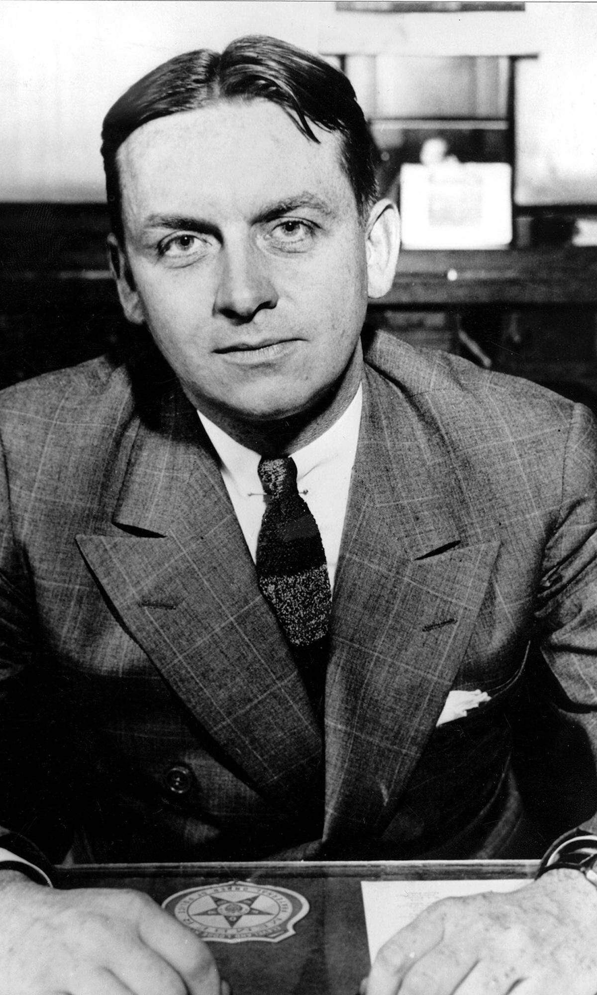 Als „die Unbestechlichen“ (untouchables) sind die Männer der Chicagoer Prohibitionsbehörde um Eliot Ness (Bild) bekannt. Aber auch die legendäre Truppe schafft es mit ihren Razzien lediglich, Capones Imperium etwas finanziellen Schaden zu bereiten.