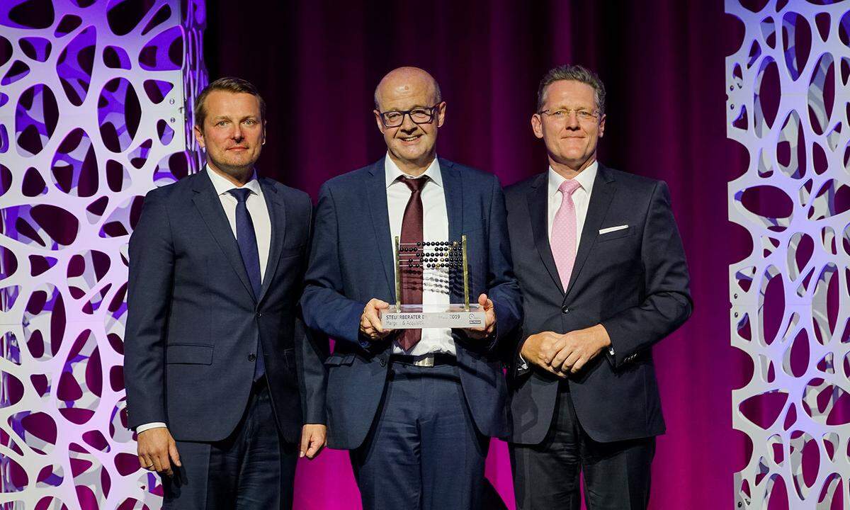 Herwig Langanger, Vorsitzender der Geschäftsführung „Die Presse“ mit Maximilian Panholzer, ICON, Preisträger in der Kategorie M&amp;A und Michael Baert, Vorstand ifa AG (v. l.).