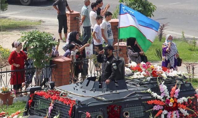 Archivbild vom 23. Mai 2021 während der Parade anlässlich des Blumenfestes in der Stadt Namangan in Usbekistan.