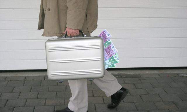 Geldkoffer mit Schwarzgeld - suitcase with money