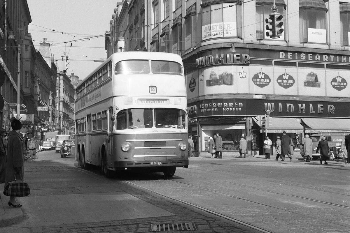 DoppeldeckerbusAuf die Stra&szlig;enbahn folgte ab 1961 der 13A in der Variante als Doppeldeckerbus.