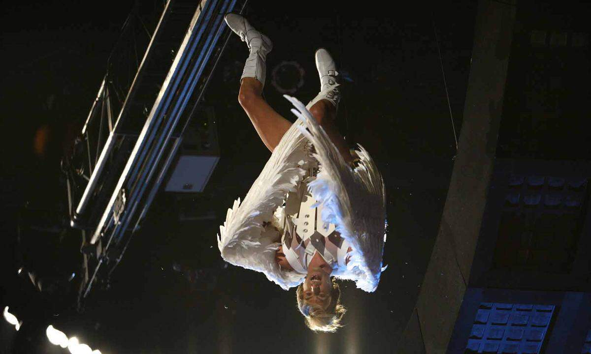Noch ein schöner MTV-Moment: Sacha Baron Cohen flog 2009 als "Bruno" durch die Halle.