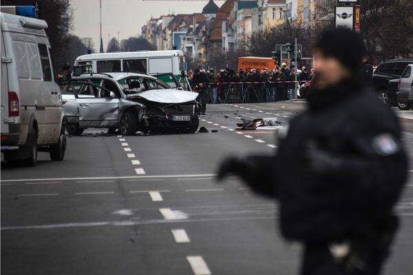 "Wir gehen davon aus, dass es ein Mordanschlag durch einen unter dem Pkw befestigten Sprengstoff war", sagte der Sprecher der Berliner Staatsanwaltschaft, Martin Steltner.