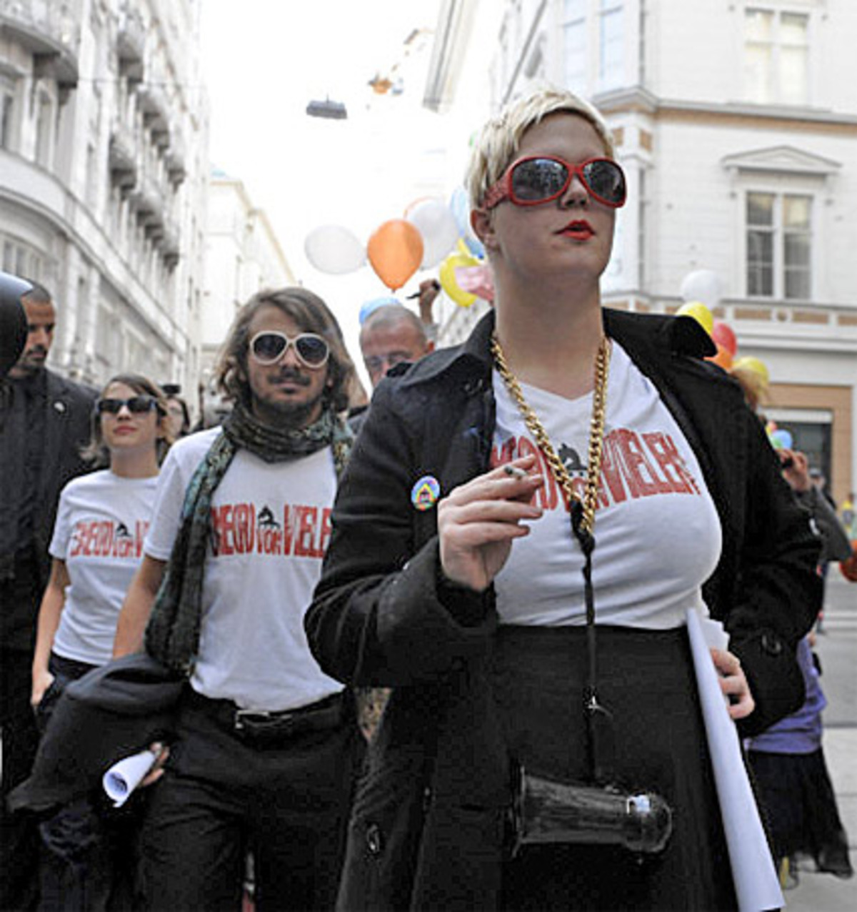 Auf einem mitgebrachten roten Teppich marschierten "die Drei", die Sonnenbrillen und T-Shirts mit der Aufschrift "Eine(r) von vielen" trugen, zur Aula der Akademie der Wissenschaften. Dort mussten sie sich die Frage gefallen lassen, ob sie denn überhaupt ernst genommen werden wollen.