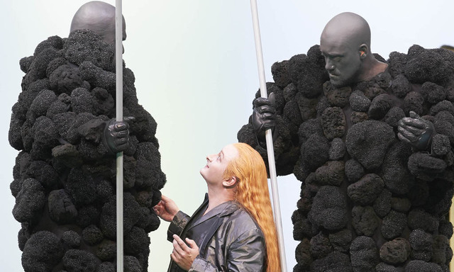 Wiener Opernwunder: der sensationelle neue Loge, Norbert Ernst, zwischen Fasolt und Fafner, Sorin Coliban und Ain Anger.