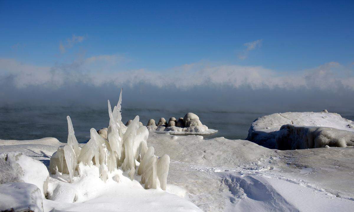 Verantwortlich für die "arktische Kälte" ist der sogenannte Polarwirbel. Diese Luftströmung ist nach Angaben des Deutschen Wetterdienstes (DWD) eigentlich gar nicht ungewöhnlich. Im Bild der Lake Michigan bei Chicago.
