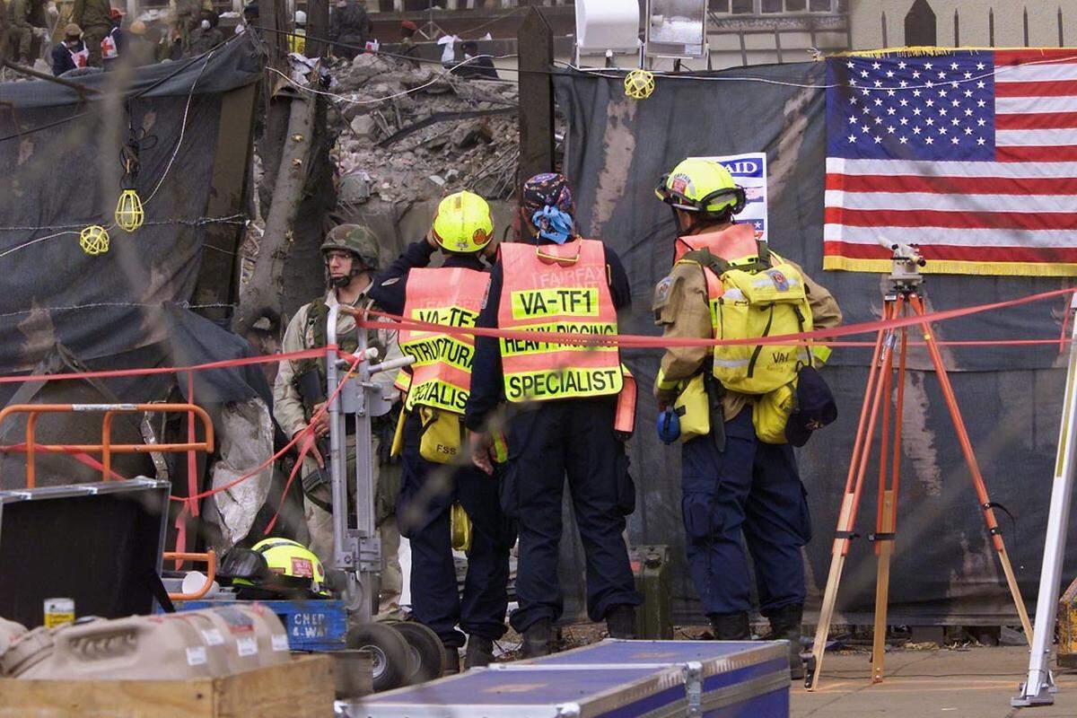 Bombenanschläge auf US-Botschaften in Kenias Hauptstadt Nairobi und Tansania reißen 220 Menschen in den Tod.