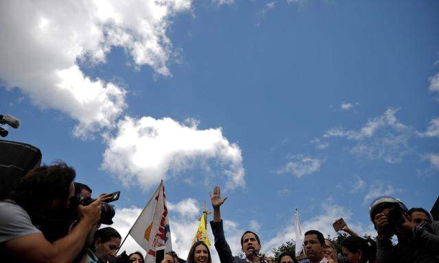 Machtkampf in Venezuela. Oppositionsführer Juan Guaido will das Militär und Teile des Staatsapparats auf seine Seite ziehen.