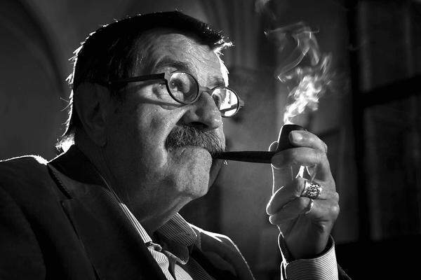 Günter Grass (1927 - 2015) - Deutschland Lange hat man mit Grass gerechnet, 1999 wurde der Autor der "Blechtrommel" dann tatsächlich ausgezeichnet. "Weil er in munterschwarzen Fabeln das vergessene Gesicht der Geschichte gezeichnet hat", so die Akademie.