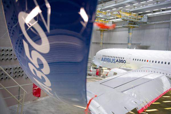 Laut Airbus wird der A350 rund ein Viertel weniger Treibstoff verbrauchen als herkömmliche Maschinen vergleichbarer Größe.