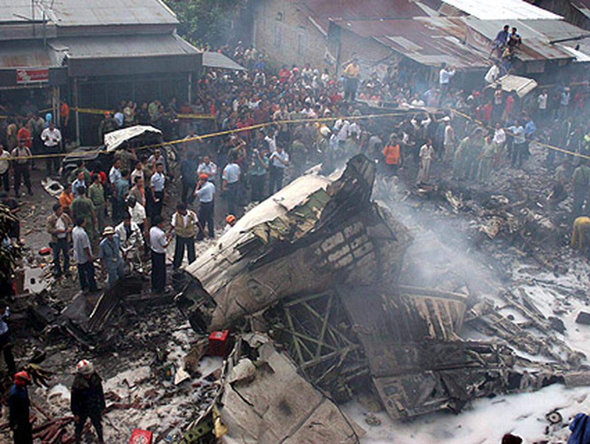Im Norden Sumatras stürzt eine Boeing 737-200 kurz nach dem Start ab. Dabei werden 102 Insassen des Flugzeugs und durch die Trümmerteile 47 Menschen am Boden getötet. 15 Passagiere im Heck der Maschine überleben.