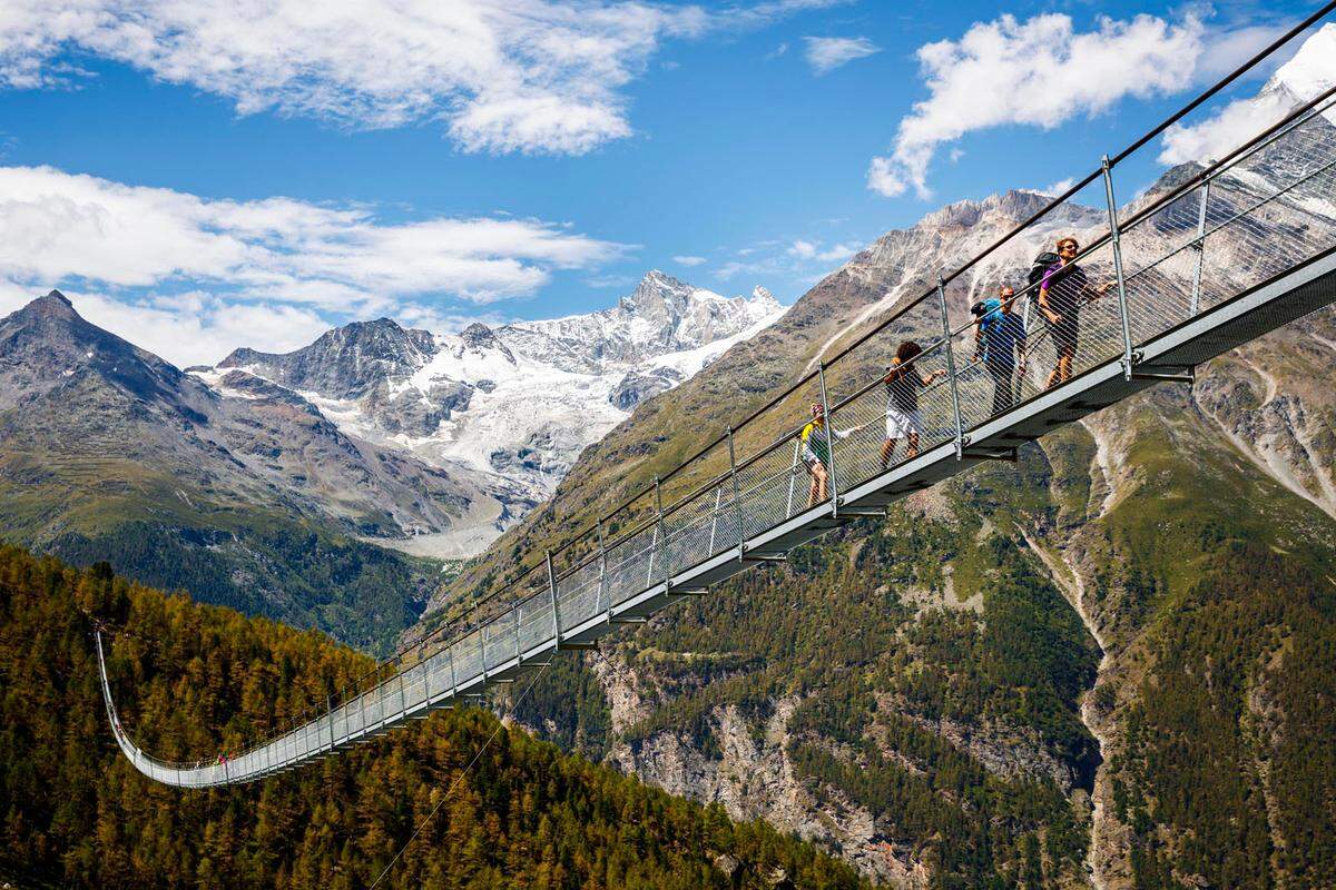 Eine fast 500 Meter lange Hängebrücke lädt seit August 2017 schwindelfreie Wanderer wieder zur Überquerung des Grabengufers bei Zermatt ein. Die Charles Kuonen Hängebrücke am Europaweg ist 494 Meter lang und führt in teils 85 Metern Höhe über den Abgrund. Er ist durch das Trittgitter zu sehen.