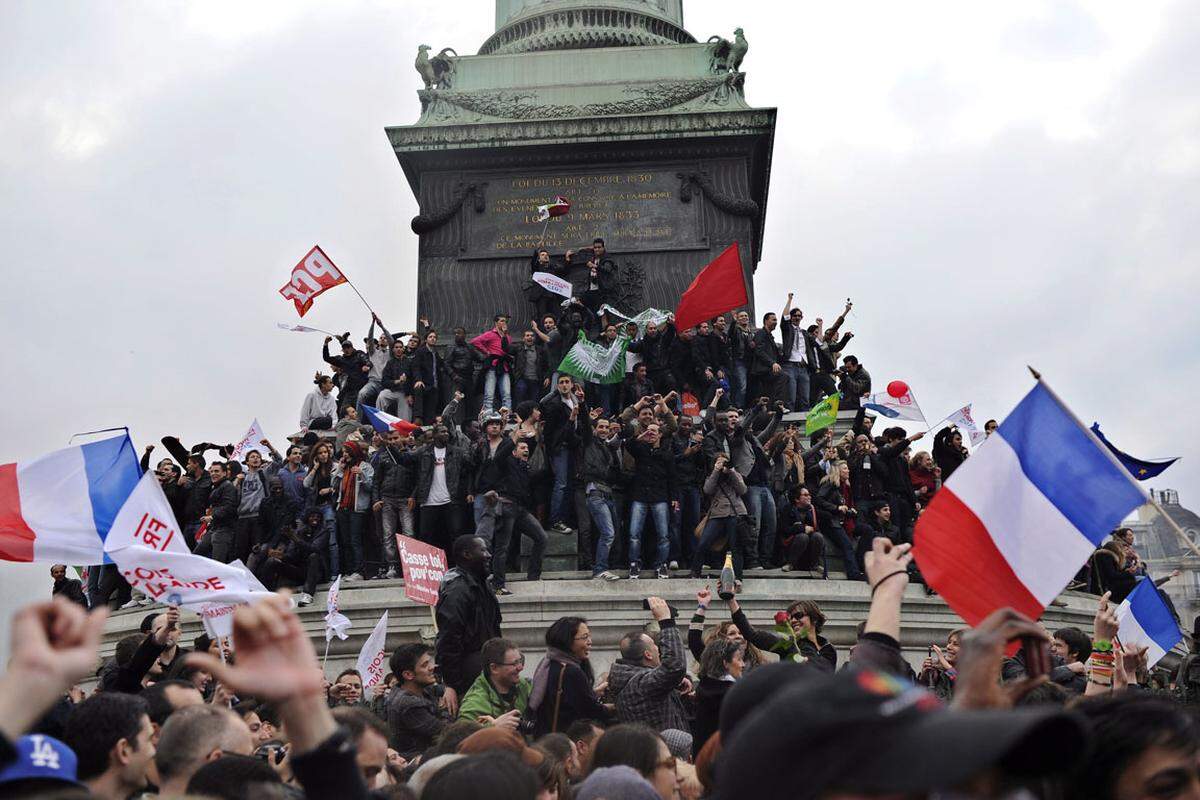 In der Hauptstadt strömten am Abend tausende Hollande-Anhänger zur Place de la Bastille.