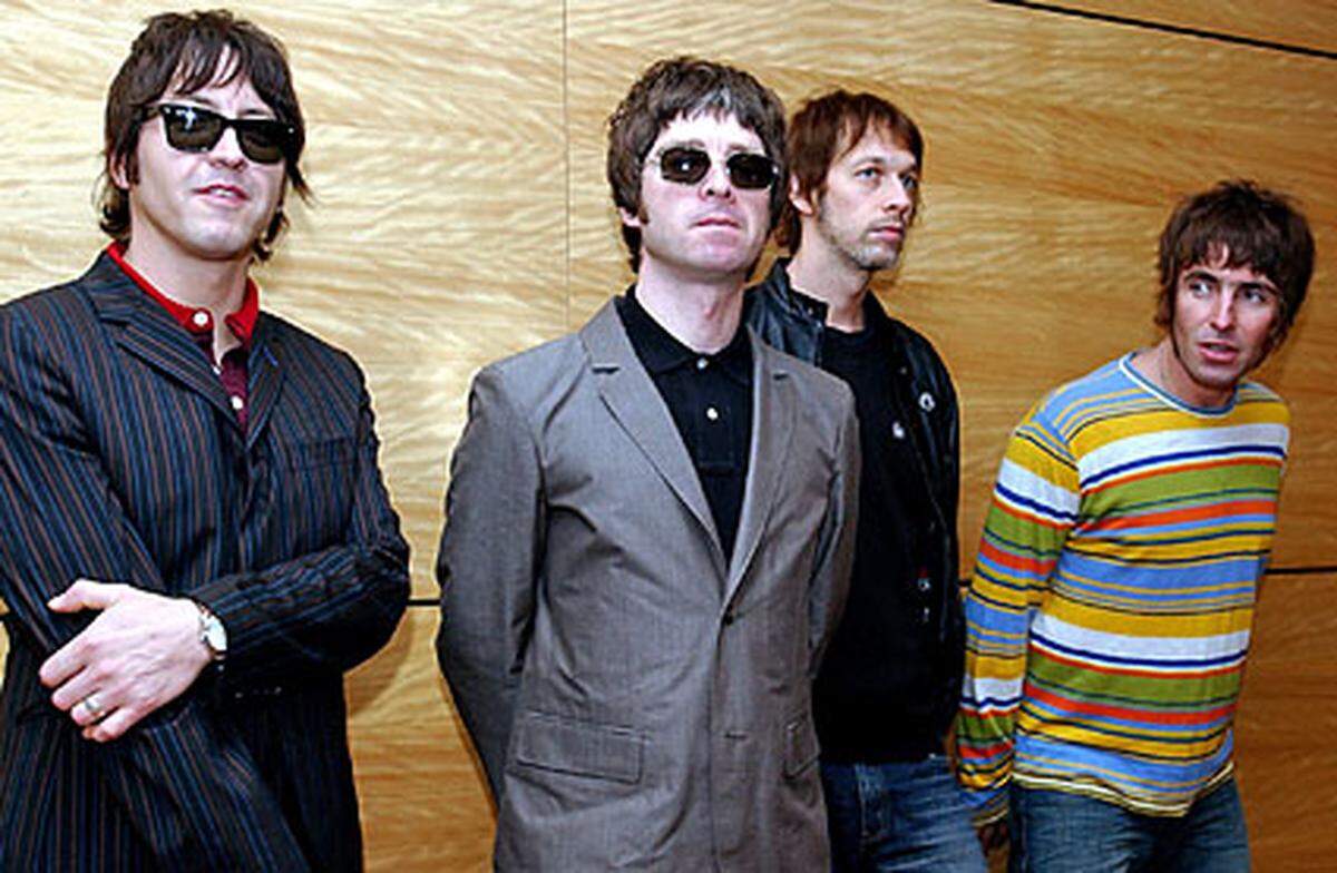 Die vier Britpoper mussten nicht einmal ein erstes Album veröffentlichen, um auf den besten Chartplätzen mitzumischen: Mit "Live Forever" spielten sie sich in die Herzen Jugendlicher und Radiostationen. So war es auch nicht vewunderlich, dass ihre erste Platte "Definitely Maybe" sowie die zwei Nachfolger "(What's The Story) Morning Glory" und "Be Here Now" im Musikbiz für Furore sorgten. Bis es 2000 schließlich doch etwas stiller um die Band wurde. Oasis waren nicht mehr das, was die Fans von ihnen kannten. 