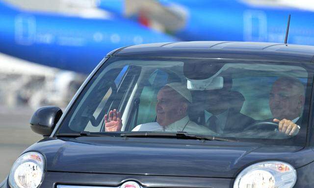 Derzeit noch im Fiat unterwegs: Papst Franziskus (Photo by Tiziana FABI / AFP)