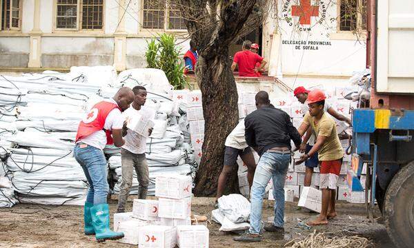 Um die vom Zyklon "Idai" verursachte Notlage zu bewältigen, wird nun auch das US-Militär die Helfer in Mosambik unterstützen. Zudem kündigten am Montag Organisationen wie die Welthungerhilfe und Ärzte ohne Grenzen einen weiteren Ausbau ihres Hilfseinsatzes an. Der ORF hat am Montag mit mehreren Hilfsorganisationen eine "Nachbar in Not"-Spendenaktion gestartet.