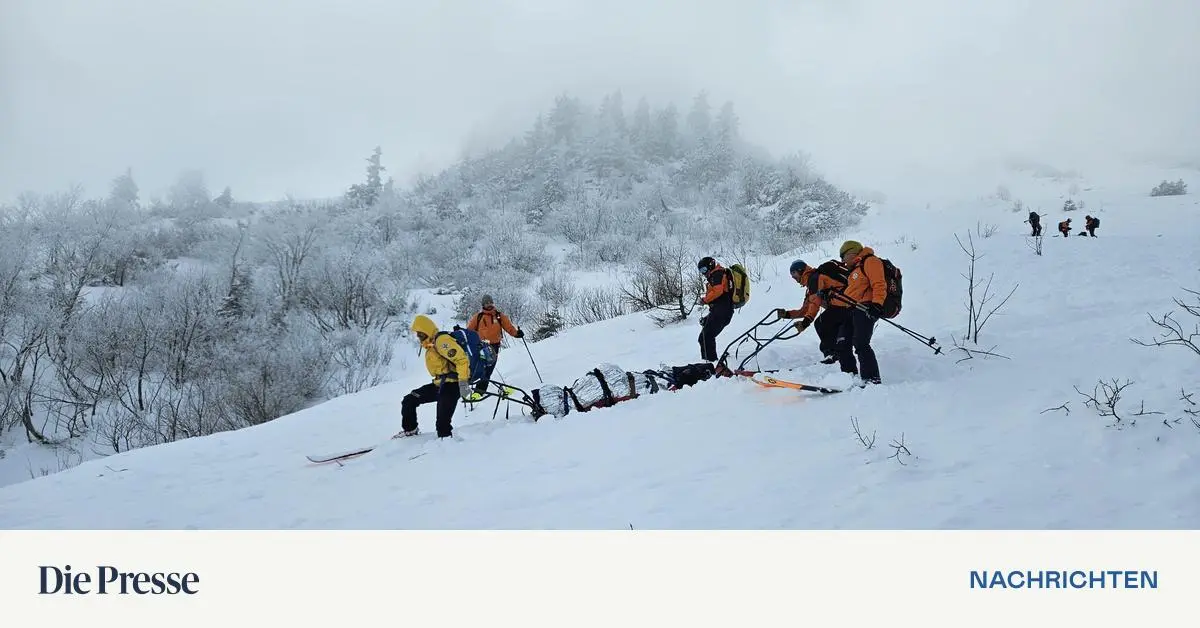 Tourengeher-ger-t-in-Lawine-Bergretter-beobachten-den-Abgang