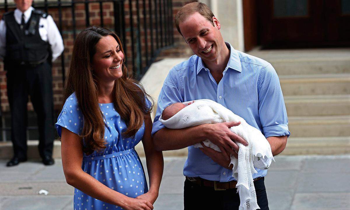 Auch Herzogin Kate macht vor der Retro-Offensive nicht Halt. Bestes Beispiel: Das hellblaue Tupfenkleid, das sie trug, als sie Prinz George 2013 erstmals der Öffentlichkeit präsentierte. Der 80er-Jahre-Charme des Outfits entsprach dem Vorbild von Prinzessin Diana, die ihren William in einem ähnlichen Kleid nach Hause brachte.