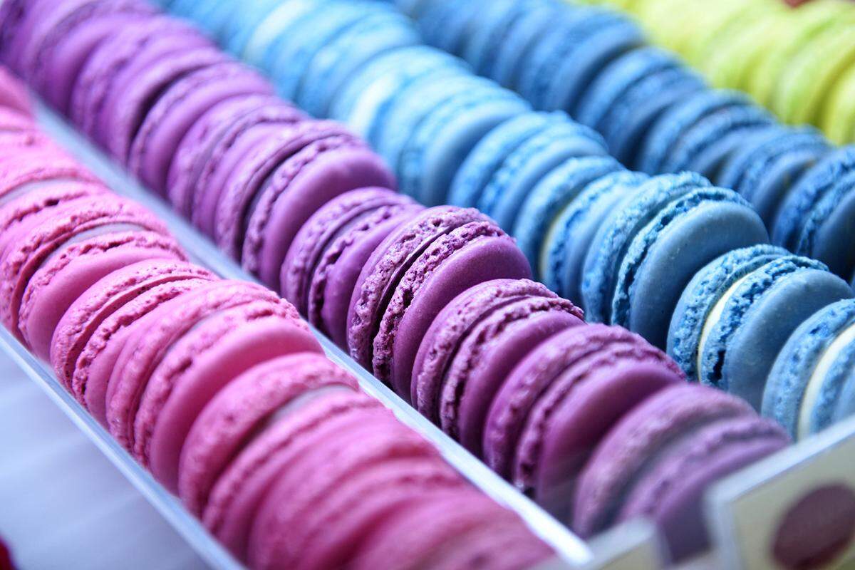 Die Macarons sind typischerweise bunt eingefärbt. In den meisten Fällen gibt die Farbe einen Hinweis auf die Geschmacksrichtung: violett für Cassis, grün für Pistazie etwa. Die blauen wollte Palfalvis Sohn in dieser Farbe.