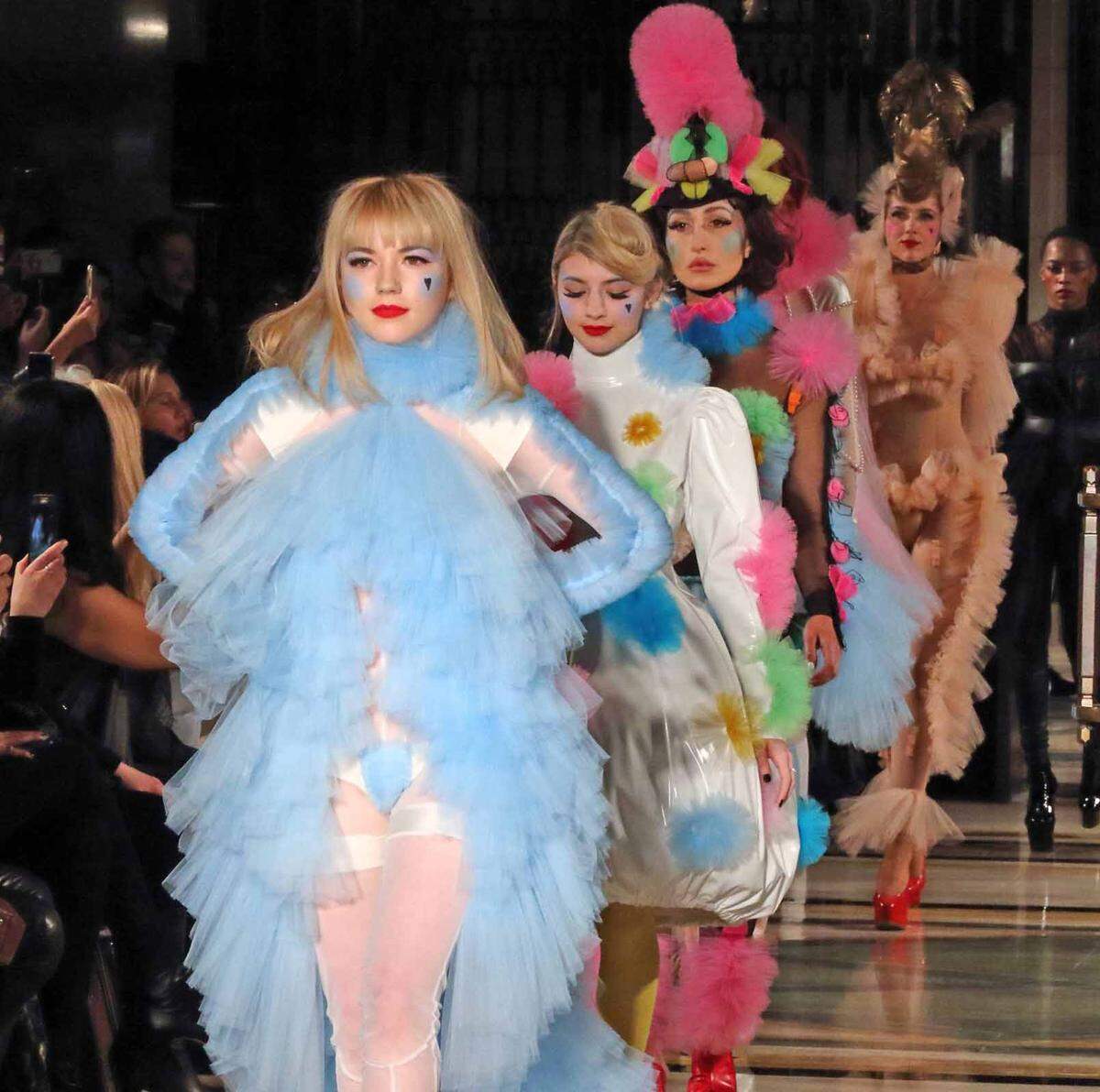 Mode mit Zirkusambitionen waren bei Pam Hogg zu sehen.