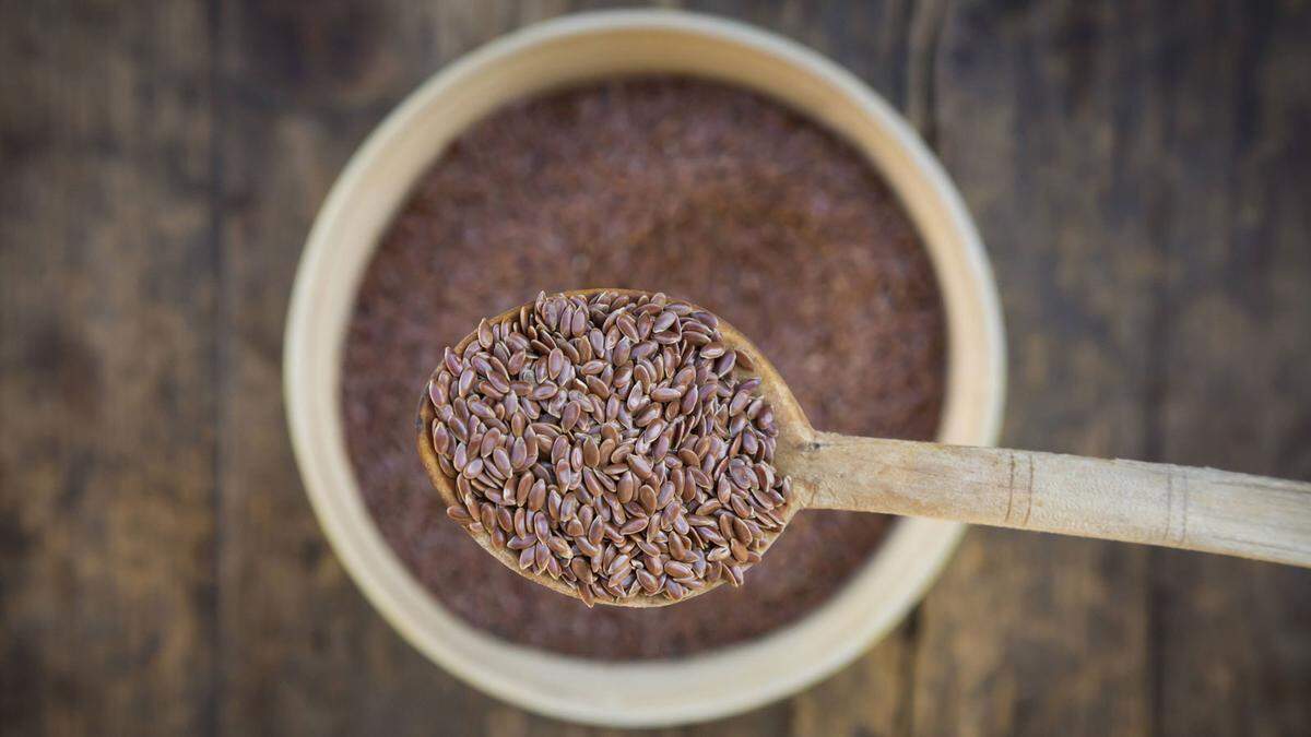 Leinsamen werden allerdings wie Chiasamen, wenn sie im Ganzen gegessen werden, genauso wieder ausgeschieden. Der Körper profitiert nur von den Ballaststoffen, der hohe Eiweiß- und Kalziumgehalt oder die ungesättigten Fettsäuren (mit denen gern geworben wird) können nicht aufgenommen werden – es sei denn, man nimmt sie geschrotet, als Öl oder Mehl zu sich. >> Mehr dazu