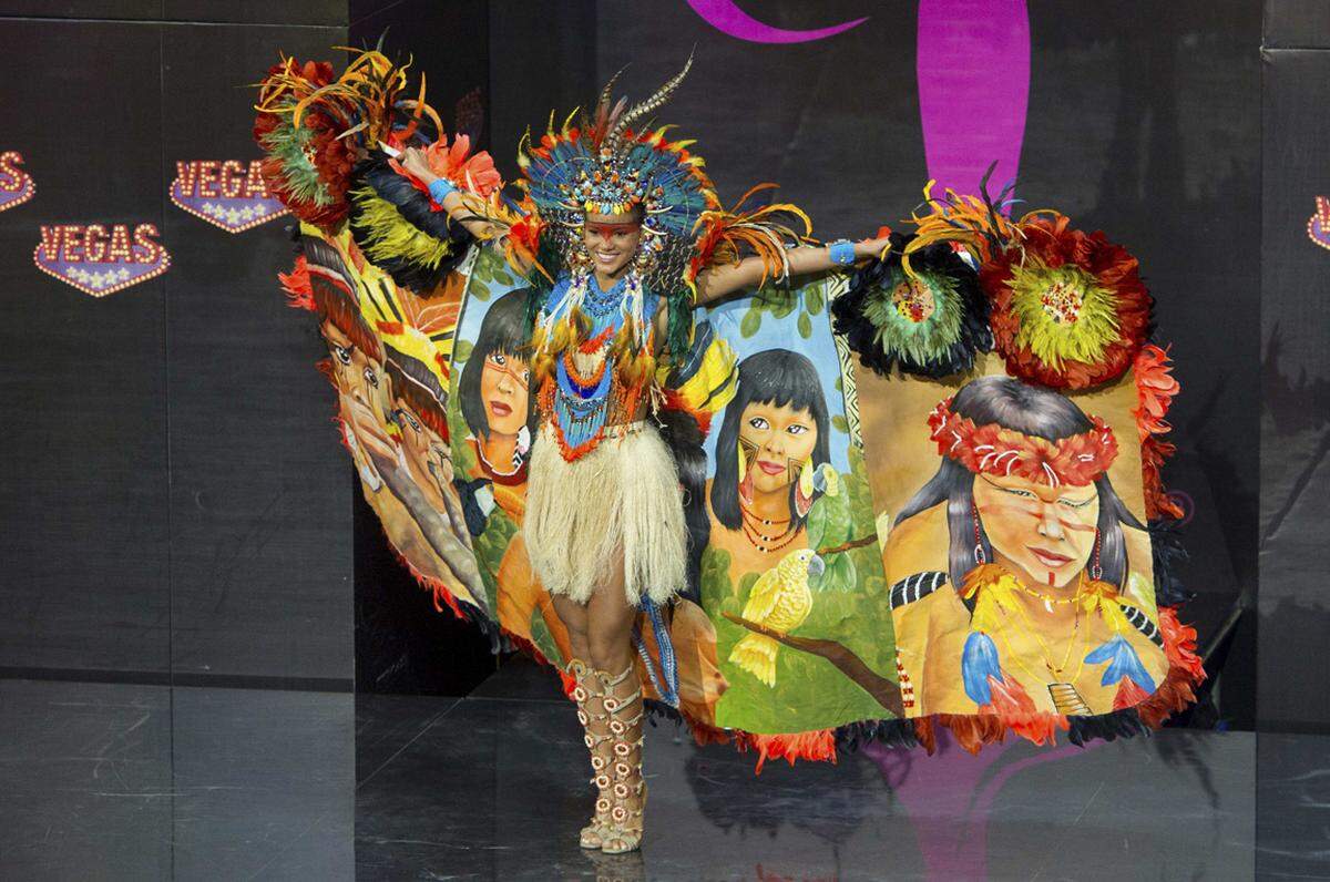 Den brasilianischen Ureinwohnern zollte Jakelyne Oliveira, Miss Brazil 2013, Tribut.
