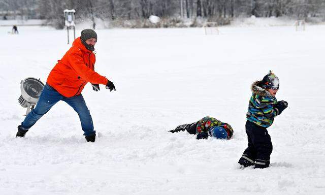 Russia Daily Life 8337394 11.12.2022 A man plays with children at the Kuskovo park, in Moscow, Russia. Sergey Pyatakov /