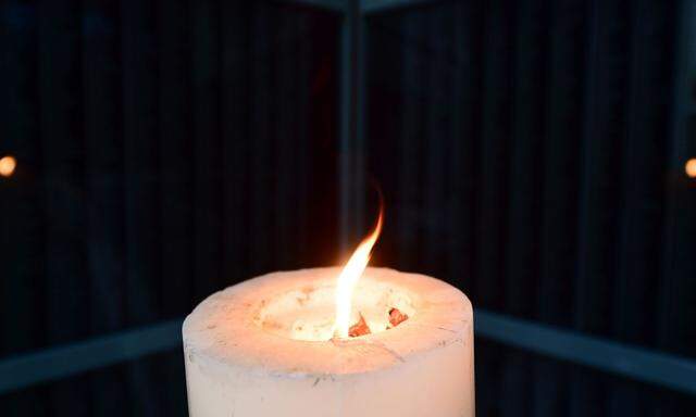 Symbolbild: Kerze zum Gedenken an die Opfer