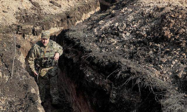 Ein Kämpfer in einem Gefechtsgraben in der Stadt Solota in der umstrittenen Region Luhansk.