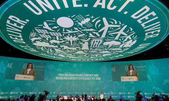 US-Vizepräsidentin Harris kritisiert in ihrer Rede in Dubai Desinformation zur Klimakrise: Es gebe führende Politiker, die Klimawissenschaft leugneten, Klimaschutz verzögerten und Desinformationen verbreiteten.