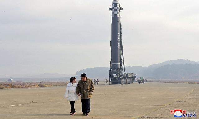 Nordkoreanische Propaganda: Kim Jong-un mit Tochter und Rakete.