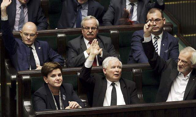Premierministerin Beata Szydlo, PiS-Chef Jaroslaw Kaczynski und der Abgeordnete Ryszard Terlecki bei der Abstimmung am Dienstag im Parlament.