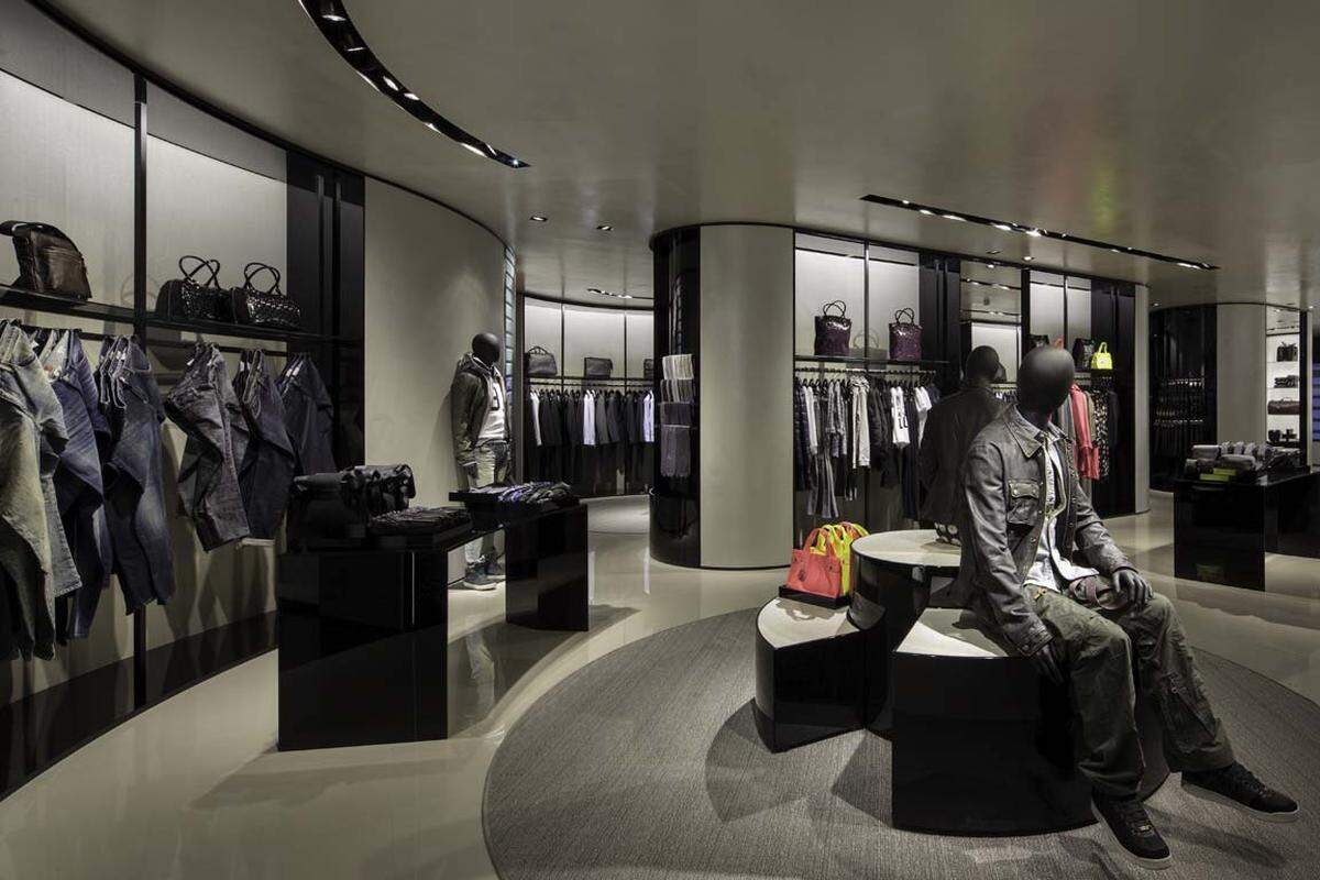 Ein Musterknabe in der von René Benko ausgeweiteten Shoppingmeile ist sicher auch der erste Emporio Armani Store der Stadt. Das Innendesign wurde von Giorgio Armani und seinem Mailänder Architektenteam in Anlehnung an den kürzlich in Paris St. Honoré eröffneten Emporio Armani Laden konzipiert und entworfen.