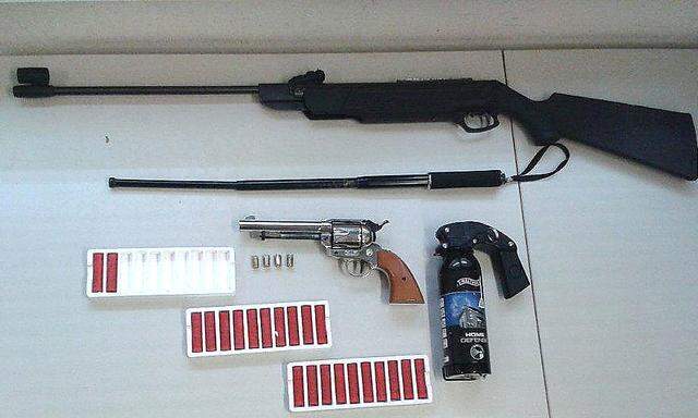 Die Polizei fand bei dem Mann mehrere Waffen