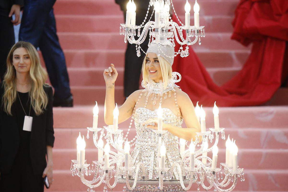 Der Mai stand ganz im Zeichen der Met-Gala, auch Mode-Oscars genannt, die sich heuer dem Motto "Camp" widmete. Ins Auge stachen dabei besonders Katy Perry, die als eine Art Kronleuchter über den Red Carpet schritt, aber auch Billy Porter, der von sechs Männern in einer Sänfte getragen wurde und Lady Gaga, die sich gleich viermal live auf dem roten Teppich umzog. Gaga trug ein Kleid von Brandon Maxwell, die Suche nach dem Designer stieg um 112 Prozent.