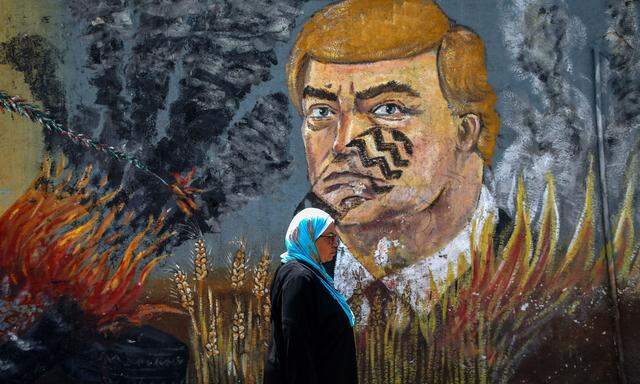 Donald Trump – mit Schuhsohle und Brandherden – auf einem Graffito in Gaza-Stadt: Auf den „Jahrhundertplan“ des US-Präsidenten reagiert man hier ablehnend.