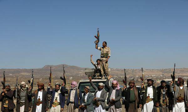 Houthi-Kämpfer nach dem kürzlichen US-Angriff in der Nähe von Sanaa.