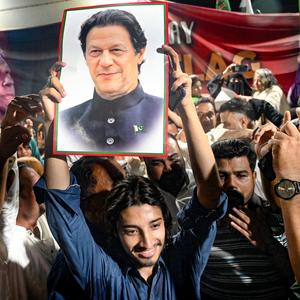 Ein pakistanisches Gericht hat ein Urteil wegen Hochverrats gegen den inhaftierten ehemaligen Regierungschef Imran Khan aufgehoben. 