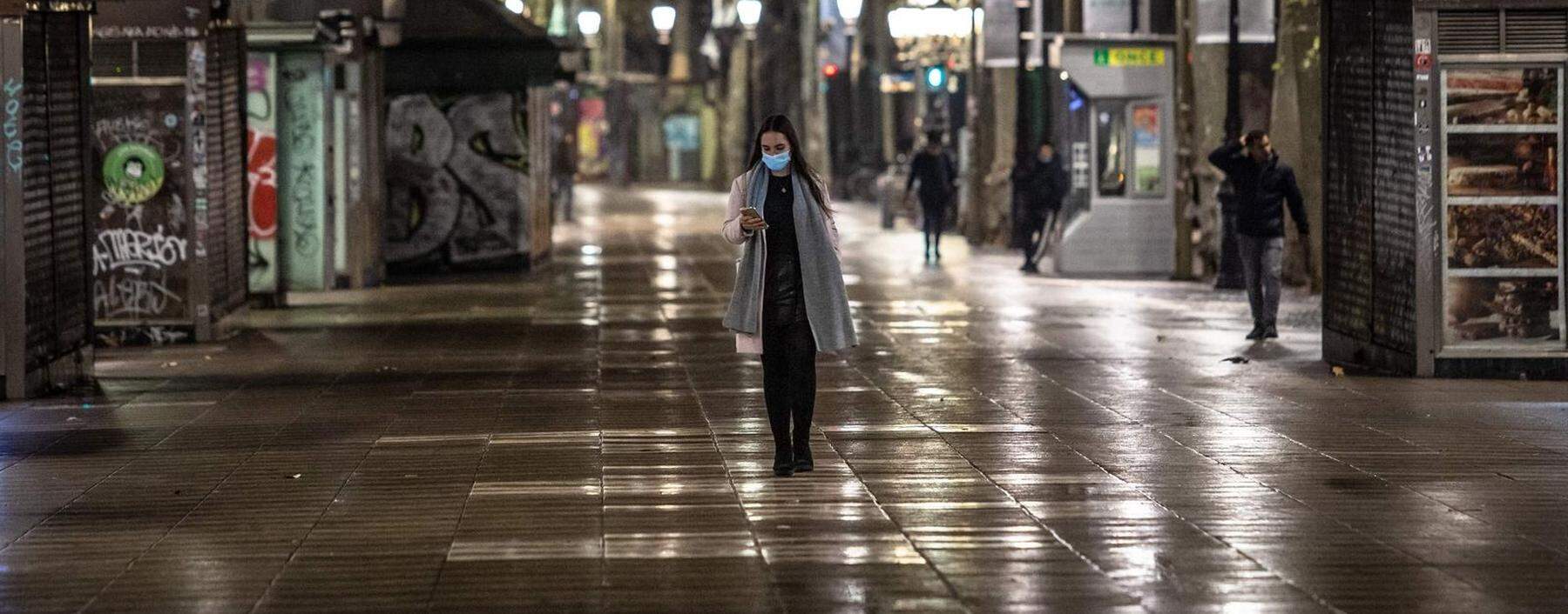 In Ländern wie etwa Spanien (im Bild: die Promenade La Rambla im Zentrum Barcelonas) wurden die Corona-Maßnahmen wegen der sich aufbauenden Omikron-Welle verschärft.