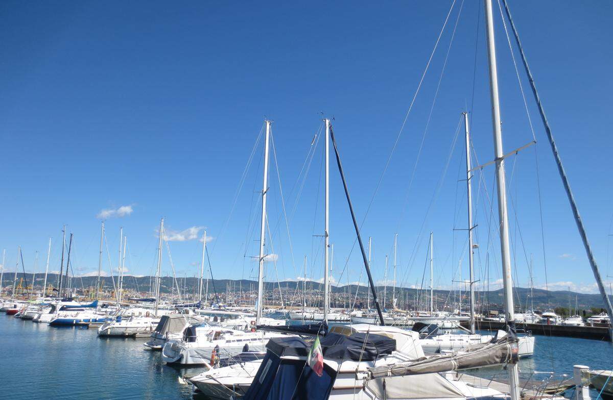 Die Marina San Giusto ist vielleicht nicht der billigste Marina für Yachten und Segelschiffe, dafür befindet sie sich gleich am Stadtzentrum, www.marinasangiusto.it