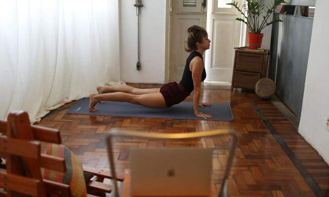 Yoga und Pilates im Wohnzimmer: Viele Studios und Plattformen bieten gratis ihre Dienste an. 
