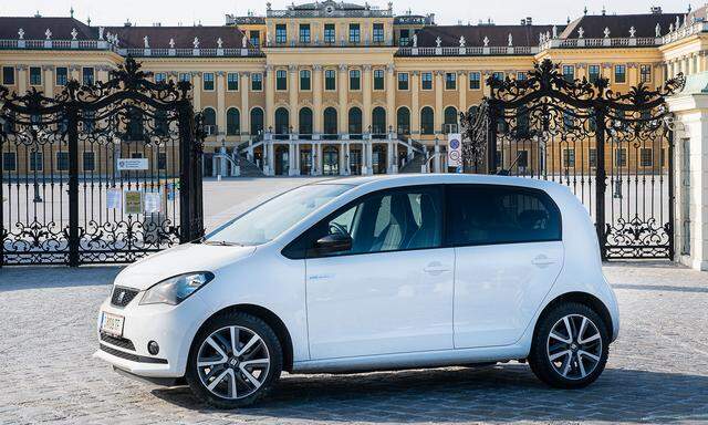 Der Seat Mii vor dem Schloss Schönbrunn, wie man es nicht kennt: ohne Menschen.