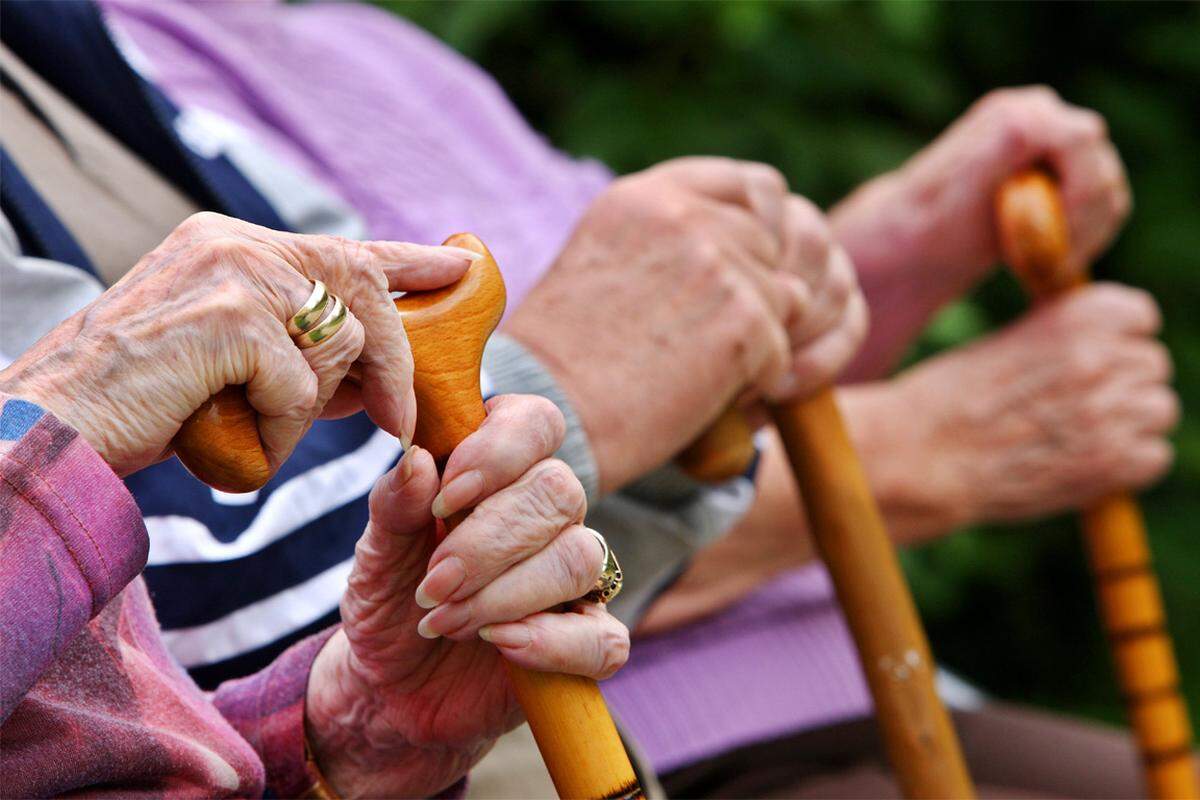 Die Österreicher blicken mit einem lachenden und einem weinenden Auge in Richtung Älterwerden: Zwar ist sich die Mehrheit sicher, noch eine staatliche Pension zu bekommen. Ganz darauf verlassen möchte man sich aber nicht. DiePresse.com hat genauer nachgefragt: Von Hellin Sapinski, DiePresse.com