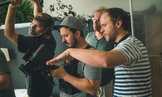 Filmemacher Adrian Goiginger (rechts) dreht derzeit in Tirol seinen jüngsten Film: „Märzengrund“. 