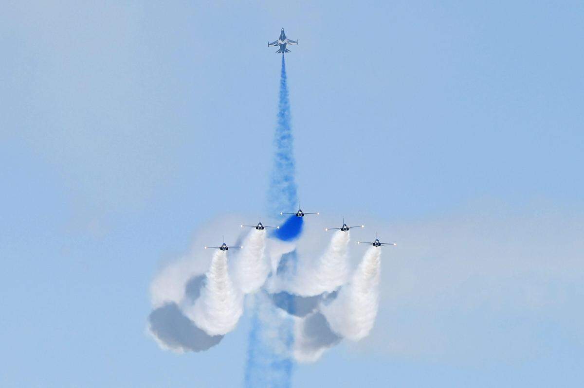 20. Februar. Die Kunstflugstaffel der südkoreanischen Luftwaffe zeigt bei der Luftfahrtmesse in Singapur ihre Show.