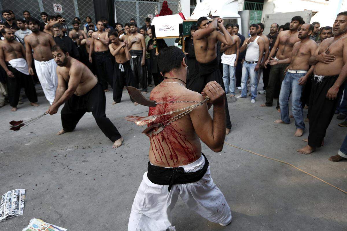 Ashura ist eines der höchsten Feste der schiitischen Muslime. Bei Prozessionen geißeln sich schiitische Männer mit Ketten und schlagen sich mit Schwertern, um ihrer Trauer über den Tod des Imam Hussein Ausdruck zu verleihen.